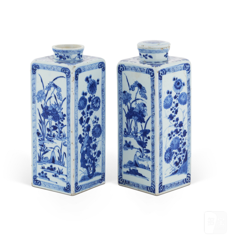 清康熙 青花荷塘花卉紋方瓶 一對  CHINA, QING DYNASTY, KANGXI PERIOD (1662-1722) - 图1